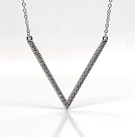 14K WHITE GOLD 1/6 CT TW NATURAL ROUND BRILLIANT DIAMOND V-SHAPE NECKLACE