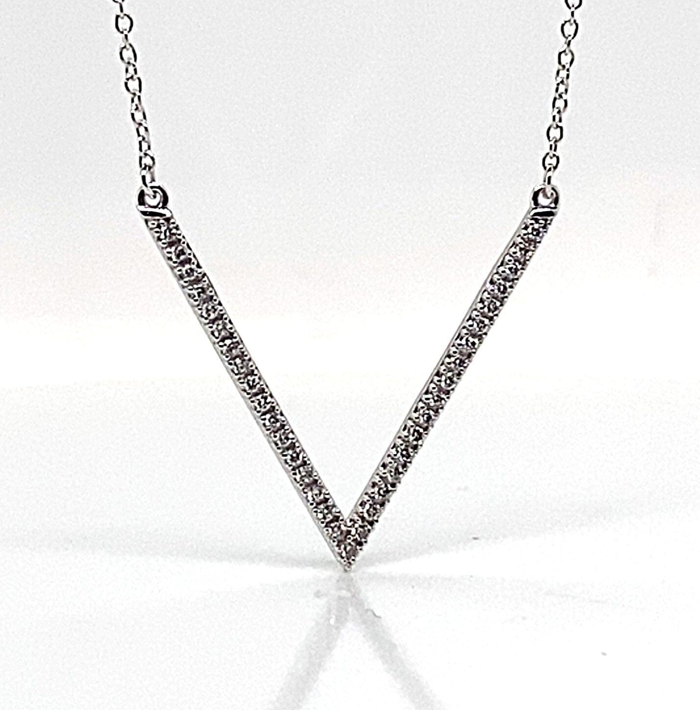 14K WHITE GOLD 1/6 CT TW NATURAL ROUND BRILLIANT DIAMOND V-SHAPE NECKLACE