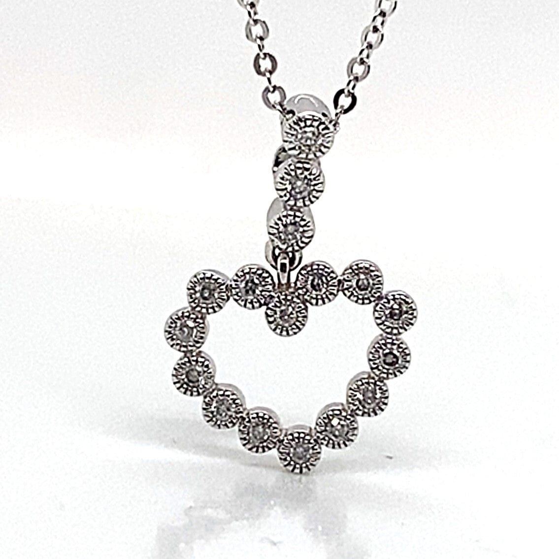 14K WHITE GOLD .20 CT TW NATURAL ROUND BRILLIANT DIAMOND MILGRAIN BEZEL SET HEART STYLE PENDANT WITH 18" ROLO STYLE CHAIN
