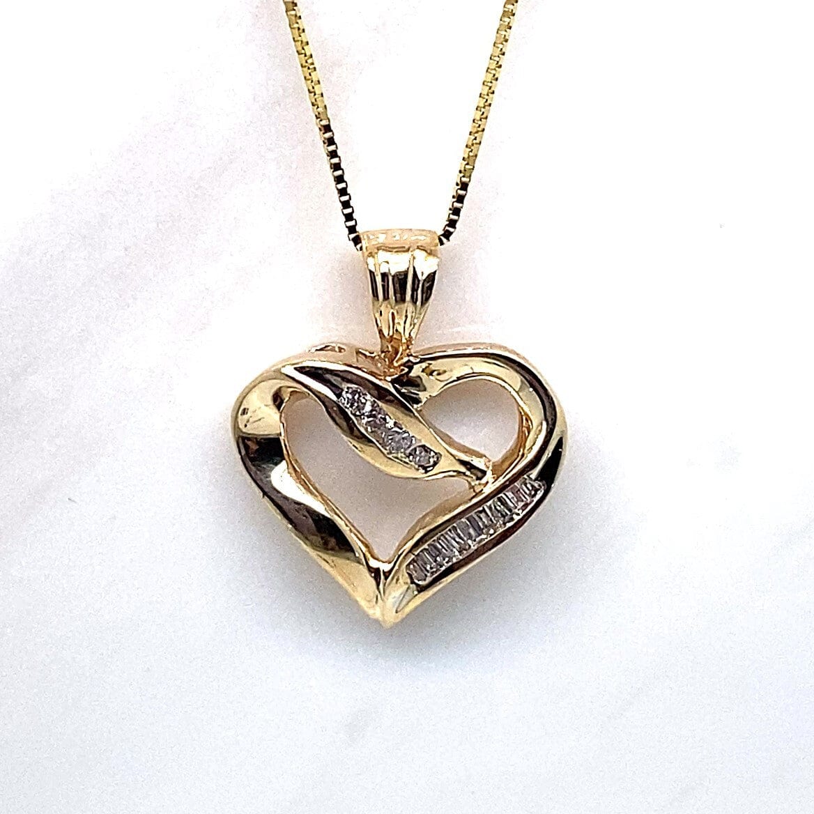 14K YELLOW GOLD 1/4 CT TW NATURAL ROUND BRILLIANT AND BAGUETTE DIAMOND CHANNEL SET HEART PENDANT WITH CHAIN