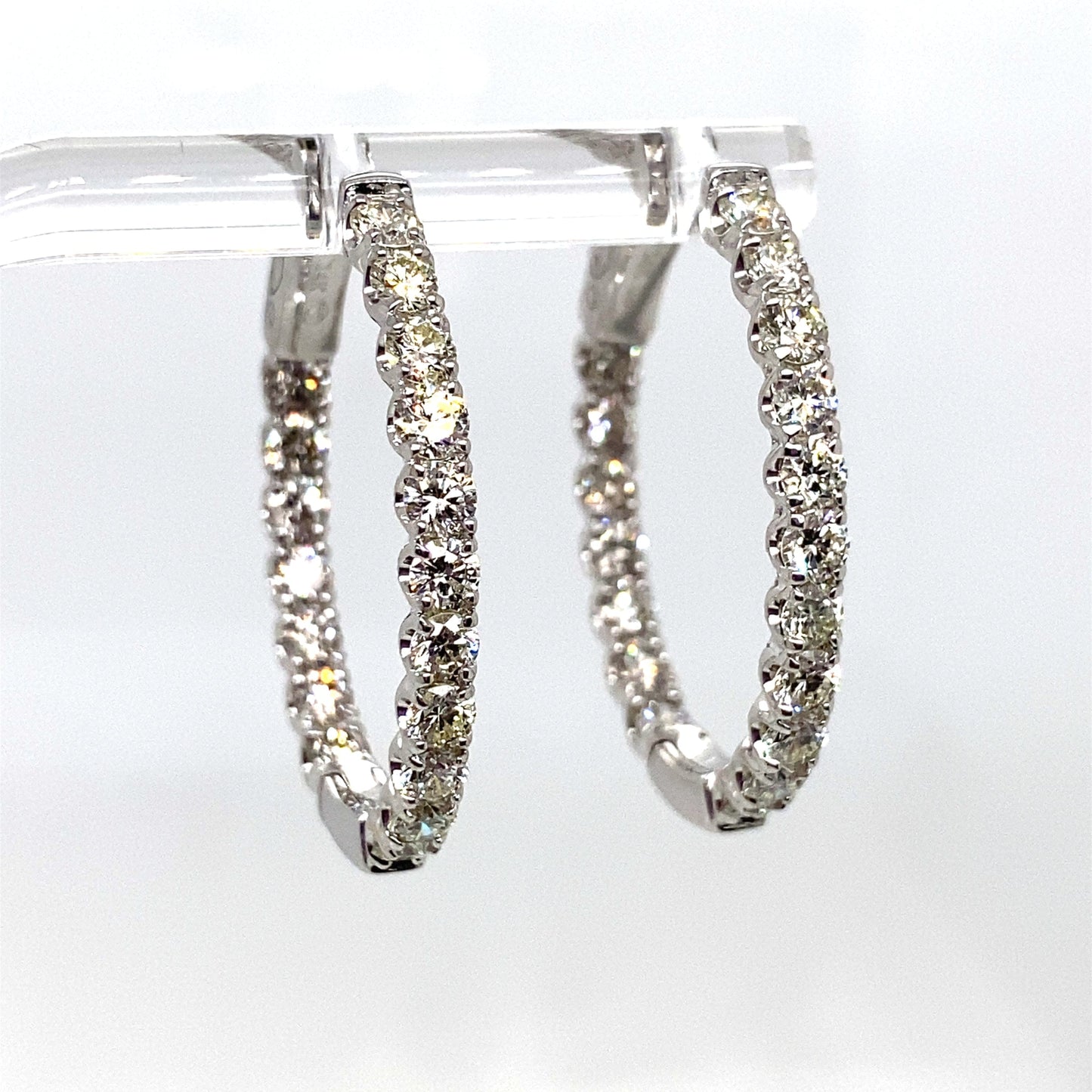 14K WHITE GOLD 2.95 CT NATURAL ROUND BRILLIANT DIAMOND OVAL SHAPE IN AND OUT STYLE HOOP EARRINGS