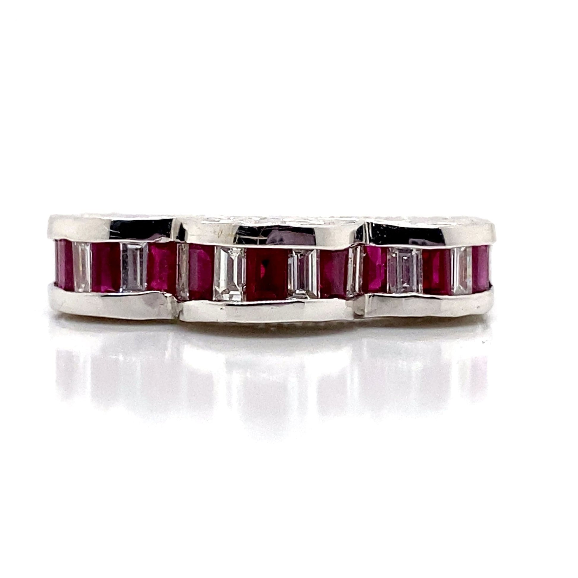 18KW RED DIAMOND RING RED BAGUETTE 0.69 BAGUETTE 0.45