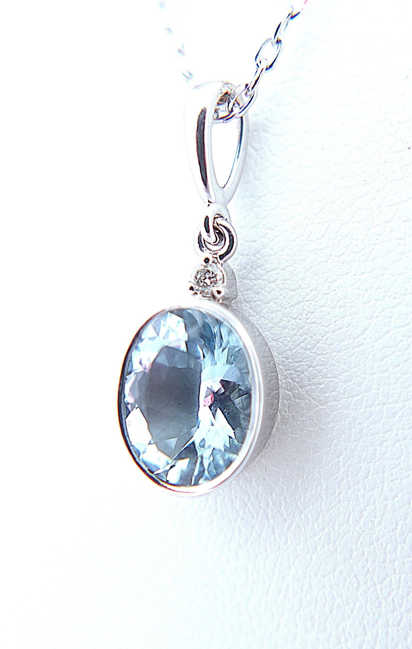 14KW 1.59CT OVAL AQUAMARINE AA .03CT DIAMOND BEZEL PENDANT