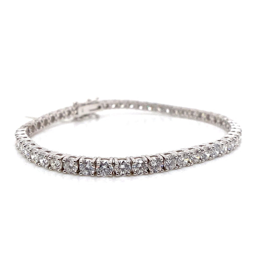 Exuding opulence, the 14K White Gold 7.70 ct TW 7" Lab Grown Diamond Bracelet showcases round cut lab-grown diamonds, gracefully set and highlighted on a pristine white background.