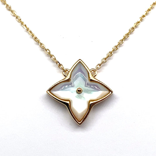 This stunning 14K Yellow Gold necklace is an essential addition to any jewelry collection, showcasing a star-shaped pendant with iridescent hues complemented by 2.00 CT of Mother of Pearl.