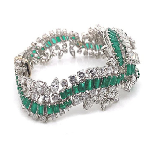 The PLATINUM UNTREATED COLUMBIAN EMERALDS & NATURAL DIAMOND (FG/VVS) BRACELET showcases a sophisticated pattern of alternating Colombian emeralds and natural diamonds, intricately set in platinum links for an elegant and dazzling effect.