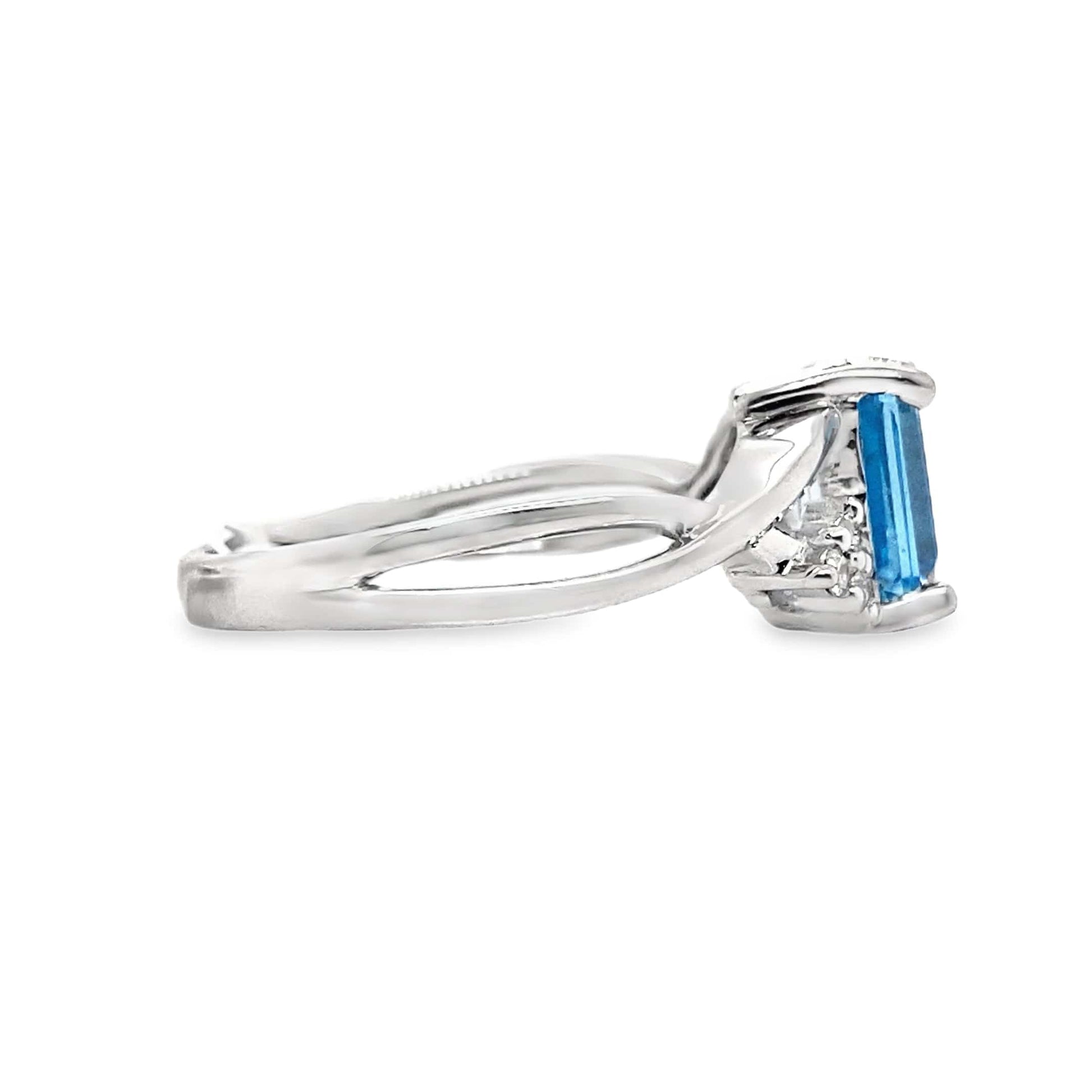 14K WHITE GOLD 1.80 CT SWISS BLUE TOPAZ CENTER 0.078 TW NATURAL DIAMOND ACCENT RING